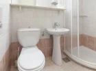 Łazienka może zawierać wannę lub kabinę prysznicową