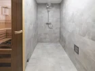 Po rozgrzewającym seansie można schłodzić się pod prysznicem
