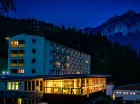 Hotel jest spektakularnie położny na wzniesieniu ponad doliną Vratna