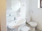 W każdym pokoju znajduje się prywatna łazienka 
