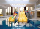 Dzieci mogą korzystać z dedykowanego im basenu ze zjeżdżalniami