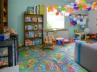 Dzieci mogą bawić się w sali zabaw z kącikiem czytelniczym