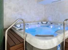 Goście mogą tutaj skorzystać z relaksującej kąpieli w jacuzzi