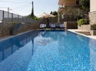 Hotel Abalone oferuje przestronny basen zewnętrzny z podgrzewaną słodką wodą
