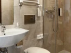 Do dyspozycji gości jest prywatna łazienka z kabiną prysznicową