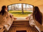 Na terenie kompleksu jest dostępna sauna fińska w unikalnym domku saunowym
