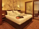 Pokoje typu deluxe składają się z sypialni i pokoju dziennego z sofą