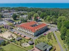 Hotel zlokalizowany jest zaledwie 300 m od morza i 900 m od jeziora Bukowo