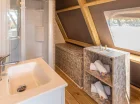 Luxury domek glampingowy posiada łazienkę z kabiną prysznicową