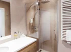 Łazienki wyposażono w kabinę prysznicową, suszarkę do włosów i ręczniki