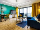 Apartament 7-33 zaprojektowano w żywych, kontrastujących ze sobą kolorach