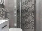 Łazienki wyposażono w prysznic i suszarkę do włosów