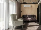 W domku jest przestronny klimatyzowany salon z sofą i odrębna sypialnia