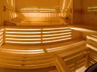 W obiekcie mieści się sauna, a latem zewnętrzny basen i jacuzzi