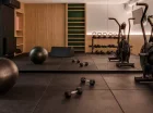 Jeśli lubisz aktywność fizyczną, znajdziesz tutaj kompaktową salę do fitnessu