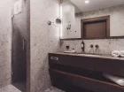 Elegancka łazienka z prysznicem w pokoju double