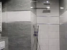 W łazience zamontowano kabinę prysznicową oraz suszarkę do włosów