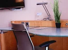Szerokie biurka zapewniają wygodne miejsce do pracy