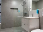 Nowoczesne łazienki wyposażono w kabiny prysznicowe