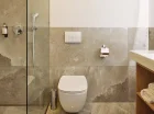 W nowoczesnej łazience jest prysznic i suszarka do włosów
