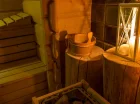 Obok mieści się sauna sucha oraz łaźnia parowa