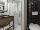 Łazienka pokoju standard z kabiną prysznicową