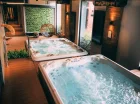 Goście hotelu mogą do woli korzystać z kąpieli w jacuzzi