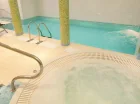 Goście mogą korzystać z wewnętrznego basenu i jacuzzi