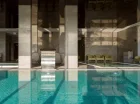 Goście mogą korzystać z przyjemnego wewnętrznego basenu