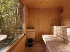 W Narusie można skorzystać z sauny z widokiem na las