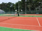 Na terenie obiektu znajdują się dwa korty tenisowe