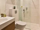 Elegancka łazienka z prysznicem i wygodami