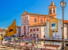 Śliczne włoskie miasteczko zachwyca urokliwym kanałem portowym