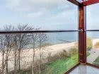 Obiekt ma panoramiczną windę, która oferuje widoki na plażę i Bałtyk