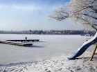 Hotel jest położony nad brzegiem jeziora Czos na Mazurach