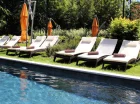 W sezonie letnim hotel udostępnia zewnętrzny basen