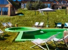 Latem jest udostępniany zewnętrzny basen na polanie przed hotelem