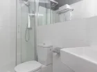 W każdej łazience jest kabina prysznicowa, w niektórych dodatkowo wanna