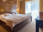 W hotelu są 2-osobowe pokoje oraz apartamenty 2+2