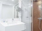 Każdy pokój ma nowoczesną łazienkę z kabiną prysznicową