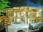 Chata grillowa to drewniany domek w hotelowym ogrodzie