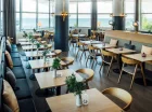 Restauracja On Deck oferuje dania z karty i widok na morze