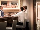 Hotelowy bar oferuje duży wybór drinków i alkoholi