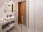 Pokój2-osobowy posiada wygodną łazienkę z kabiną prysznicową