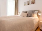 Sypialnia apartamentu premium z bocznym widokiem na morze