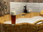 Oferuje własne niepasteryzowane piwo z Minibrowaru Kolštejn