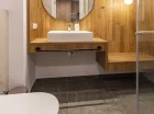 Nowoczesna łazienka z kabiną prysznicową została stylowo wykończona