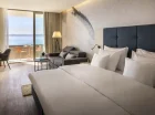 Pokoje typu luxury posiadają balkony z widokiem na Adriatyk i wyspy