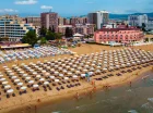 Hotel mieści się tuż przy szerokiej piaszczystej plaży w centrum kurortu