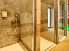 Jest także sauna morka, a pomiędzy nimi dostępne są prysznice